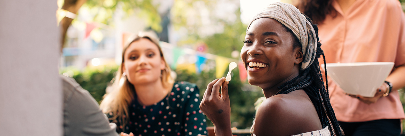 Vänner i trädgård